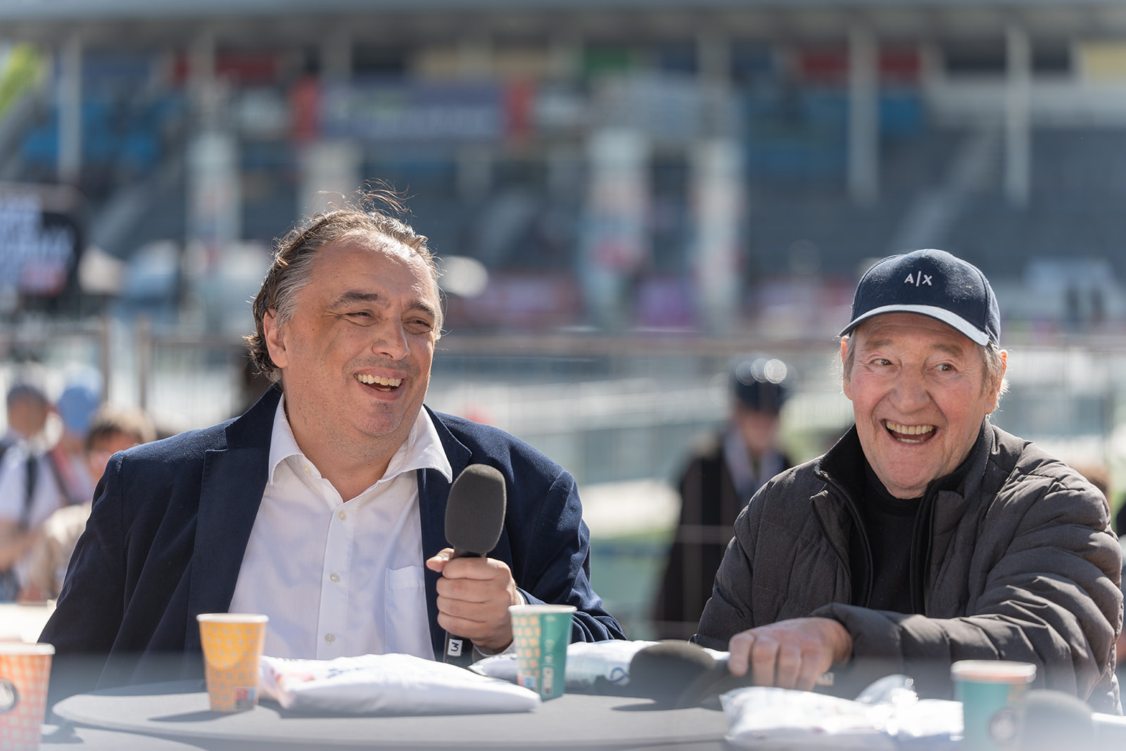 Conférence avec un intervenant sur scène